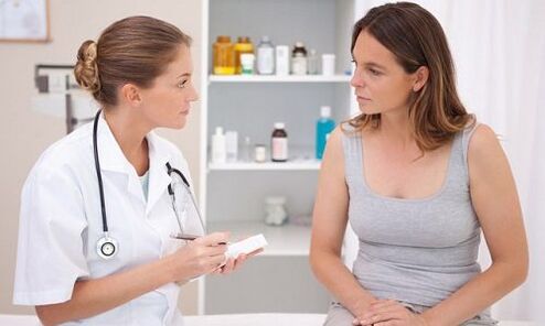 Der Arzt verschreibt eine Behandlung von Krampfadern.